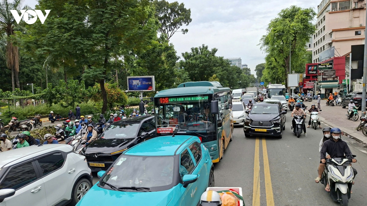 tp.hcm bat dau phan luong nhieu tuyen duong de lam metro, nguoi dan lung tung hinh anh 5