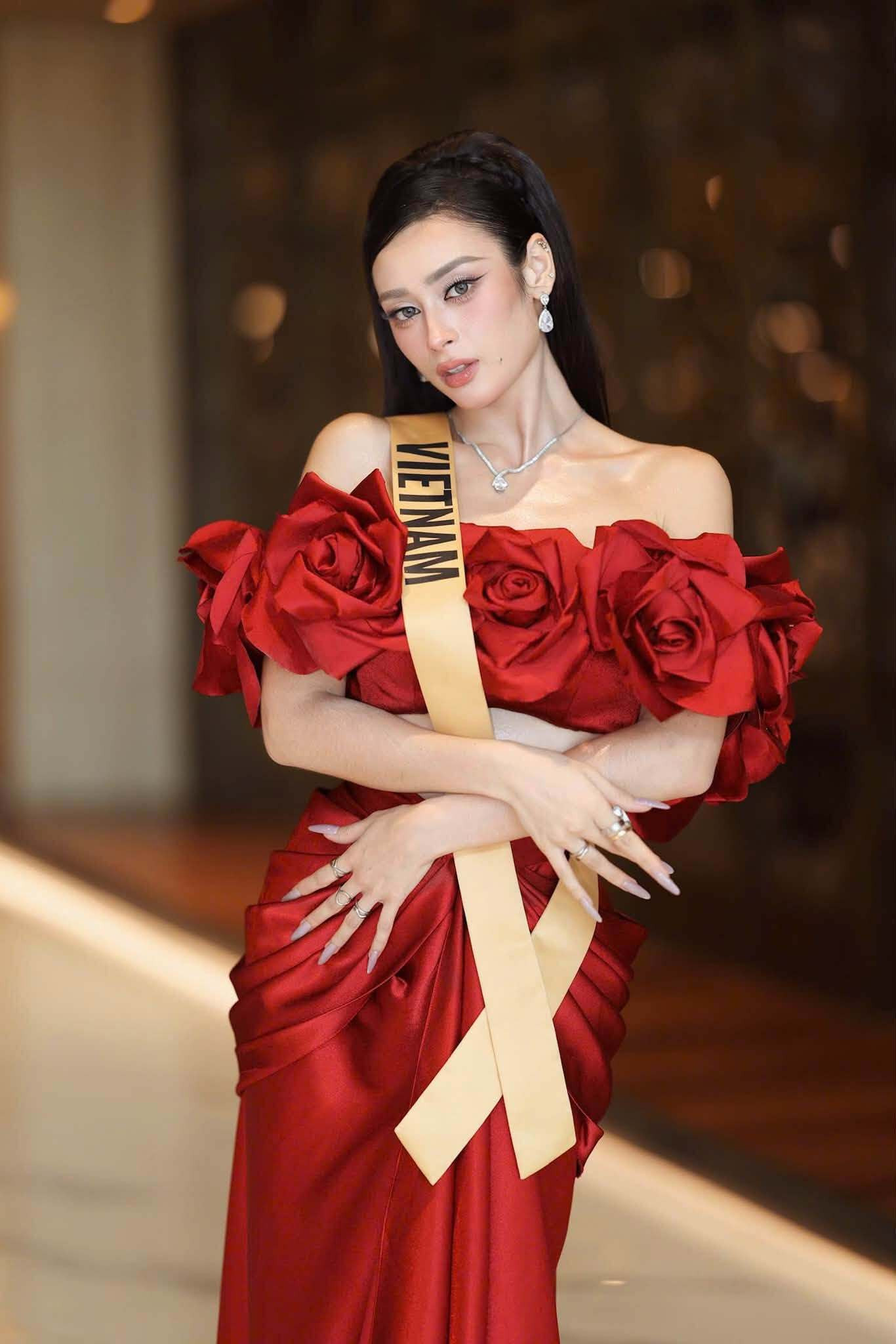Phong cách thời trang của bông hồng lai này cũng là một trong những điểm được đánh giá cao. Nàng hậu thường lựa chọn những thiết kế nhiều màu sắc, có đường cắt xẻ và liên tục xuất hiện trong các danh sách bình chọn thí sinh mặc đẹp của một số chuyên trang sắc đẹp.