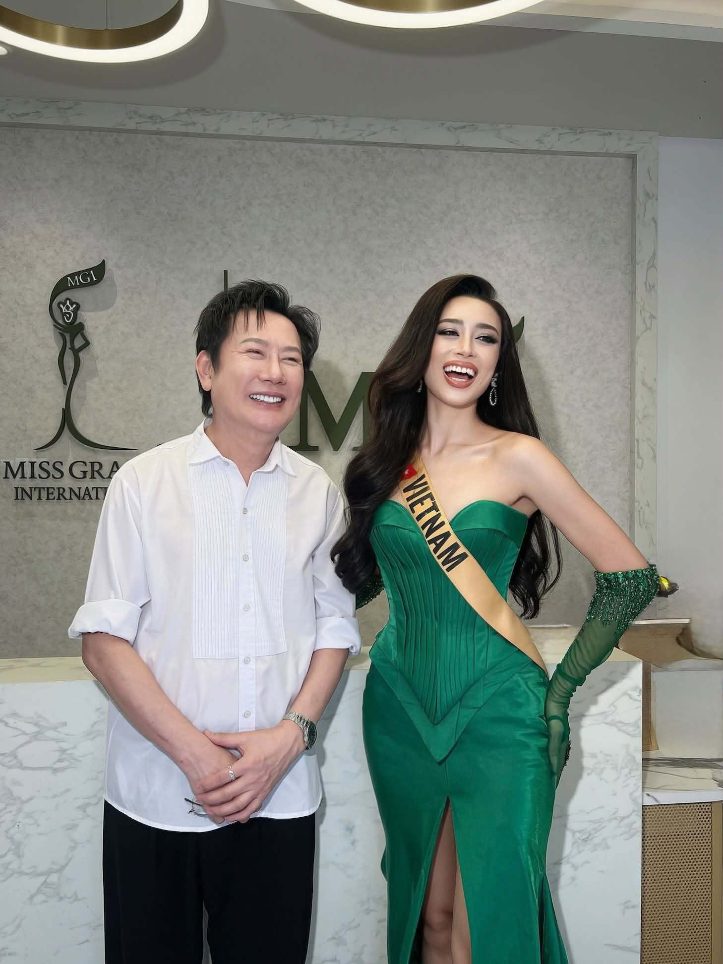 Dù chưa có nhiều kinh nghiệm tại các cuộc thi sắc đẹp song Emoura Phạm lại đang được khán giả đánh giá cao. Cô được xem là đại diện hội tụ đầy đủ những yếu tố mà cuộc thi đang hướng tới.