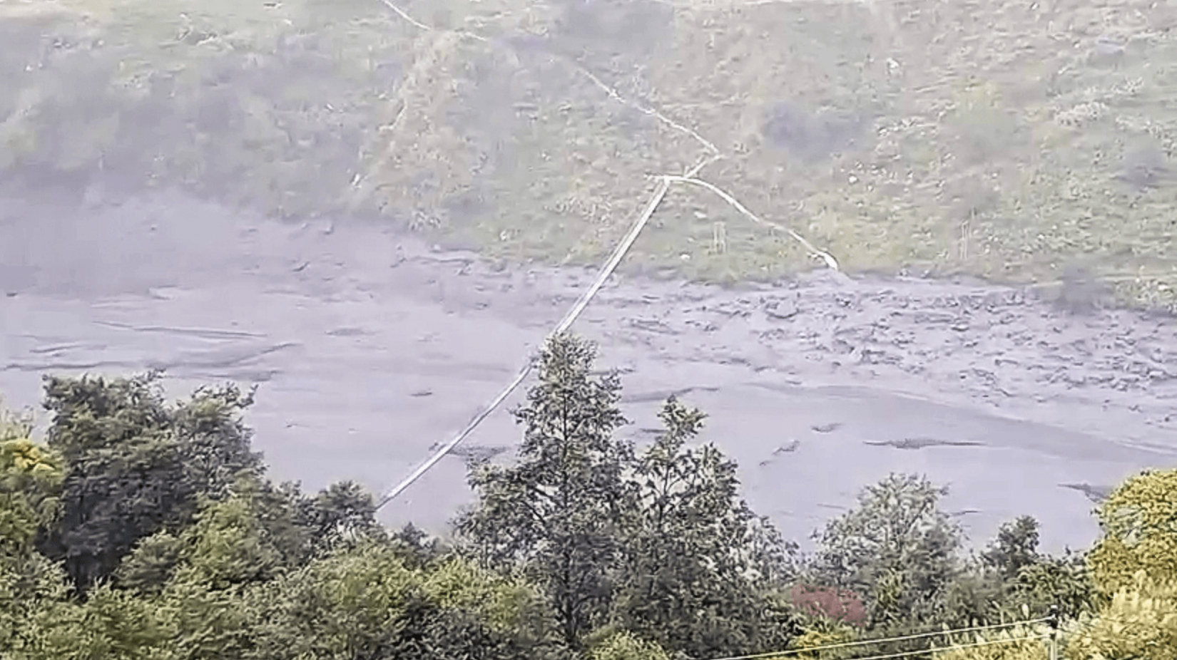 Lại xảy ra lũ quét ở Nepal: Ít nhất 10 người mất tích, nhiều cầu bị cuốn trôi - 1