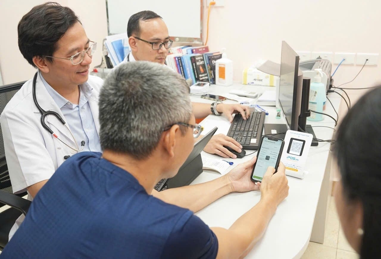 Người dân đến khám tại bệnh viện.