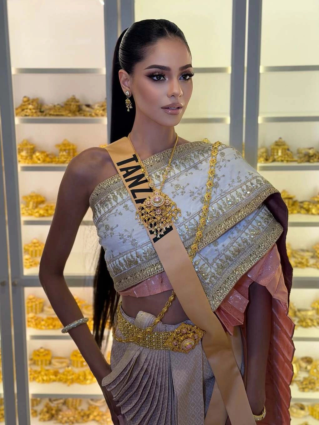 Ở những hoạt động bên lề Miss Grand International 2026, cô cũng ghi điểm với hình ảnh thanh lịch. Khi diện trang phục truyền thống Thái Lan, người đẹp thể hiện vẻ duyên dáng, trong khi những bộ ảnh đời thường cho thấy phong cách năng động, hiện đại.