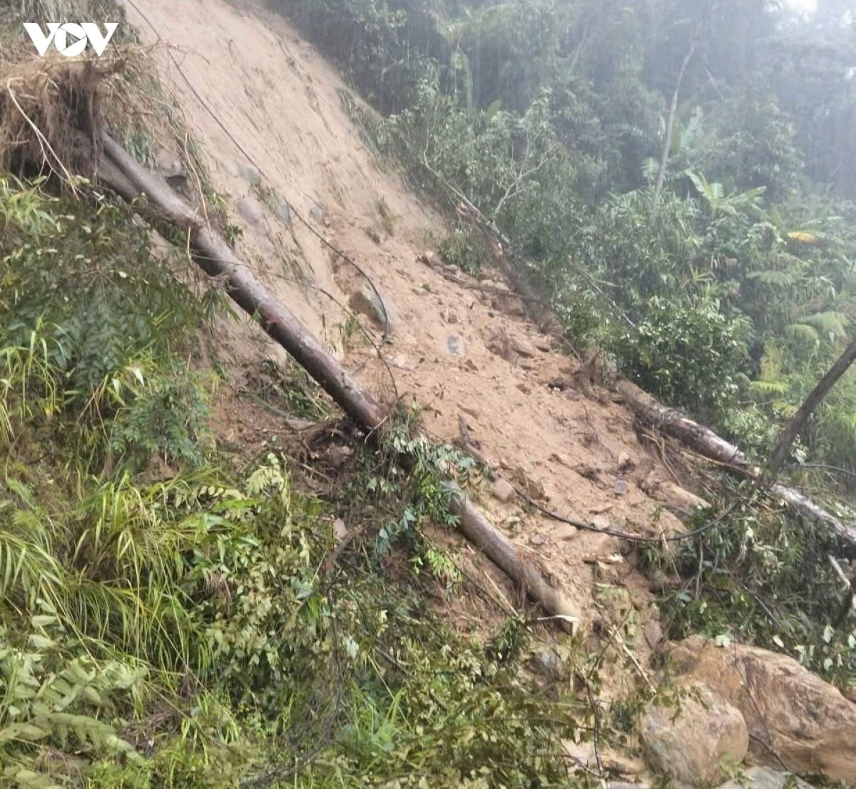 mua lon o mien nui phia nam Da nang, sat lo chia cat tuyen duong lien xa hinh anh 2