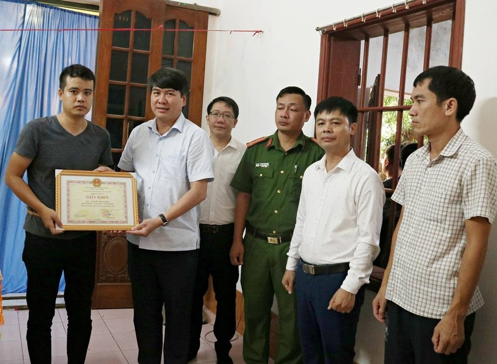 truy tặng giấy khen người đàn ông dũng cảm cứu 2 cháu nhỏ đuối nước ở ninh bình hình ảnh 1 truy tang giay khen nguoi dan ong dung cam cuu 2 chau nho duoi nuoc o ninh binh hinh anh 1