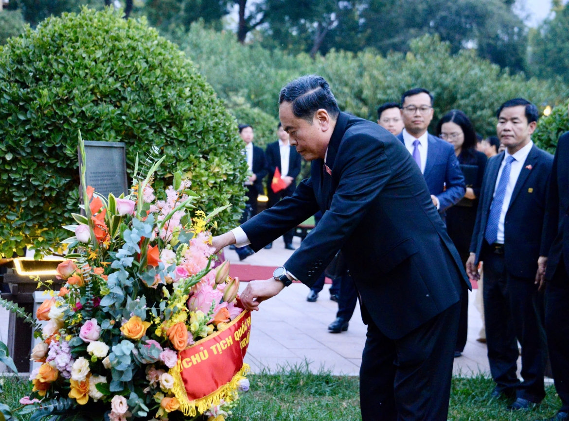 chu tich quoc hoi gap nhan vien Dai su quan, cong dong nguoi viet tai trung quoc hinh anh 6