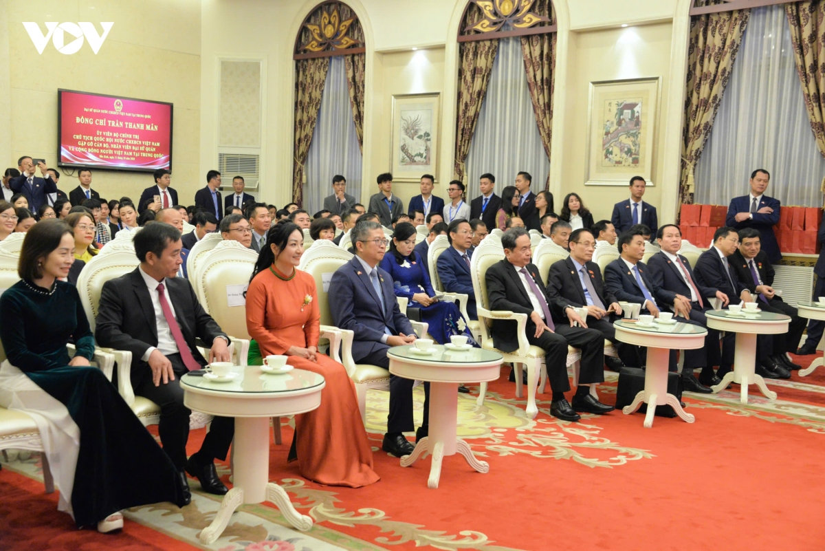 chu tich quoc hoi gap nhan vien Dai su quan, cong dong nguoi viet tai trung quoc hinh anh 12