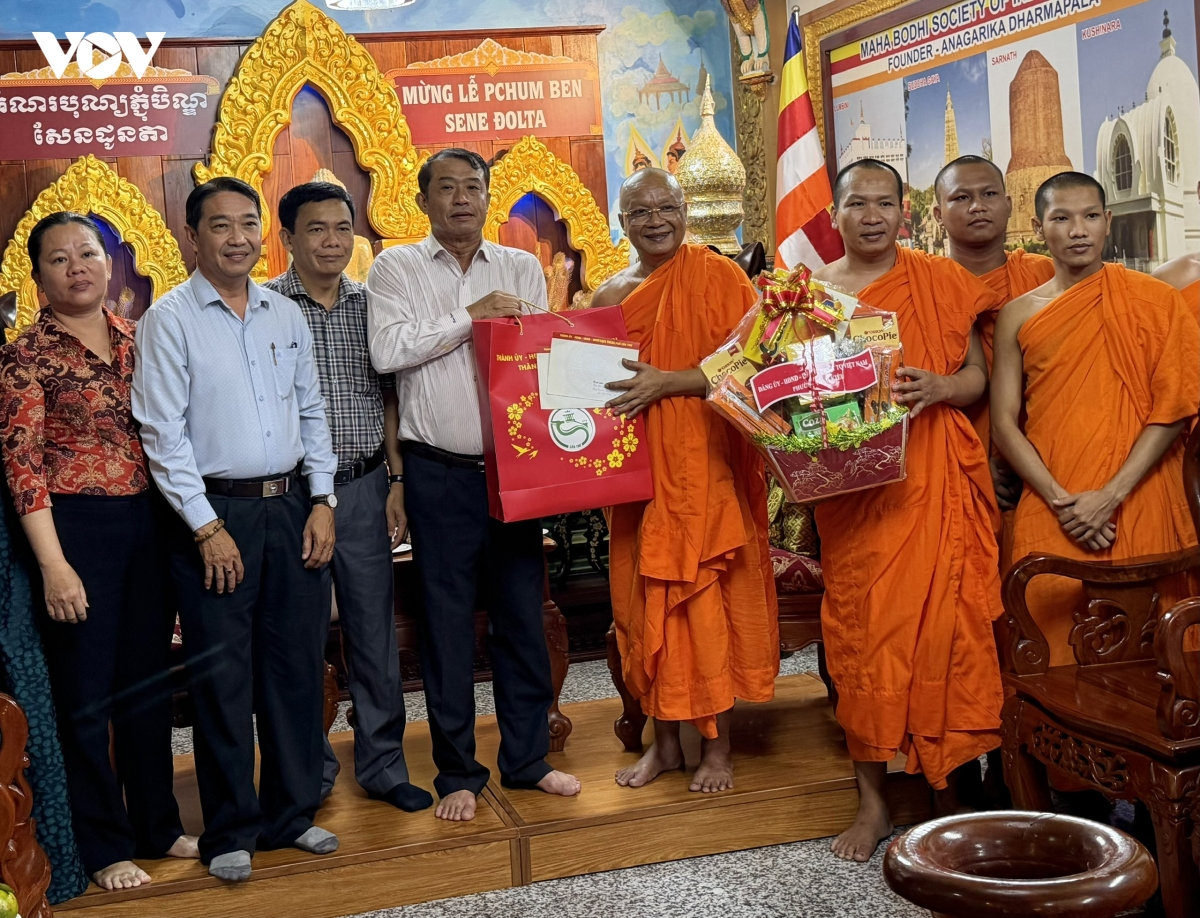 Dong bao khmer don le sen Don ta am ap niem vui hinh anh 4