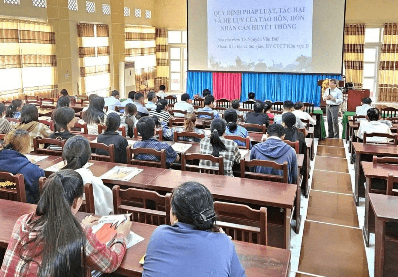 Các hội nghị tập huấn giúp nâng cao kỹ năng, nghiệp vụ phổ biến, giáo dục pháp luật cho tuyên truyền viên và người có uy tín tại vùng đồng bào dân tộc thiểu số ở Cần Thơ. (Ảnh: Sở Dân tộc và Tôn giáo TP Cần Thơ)