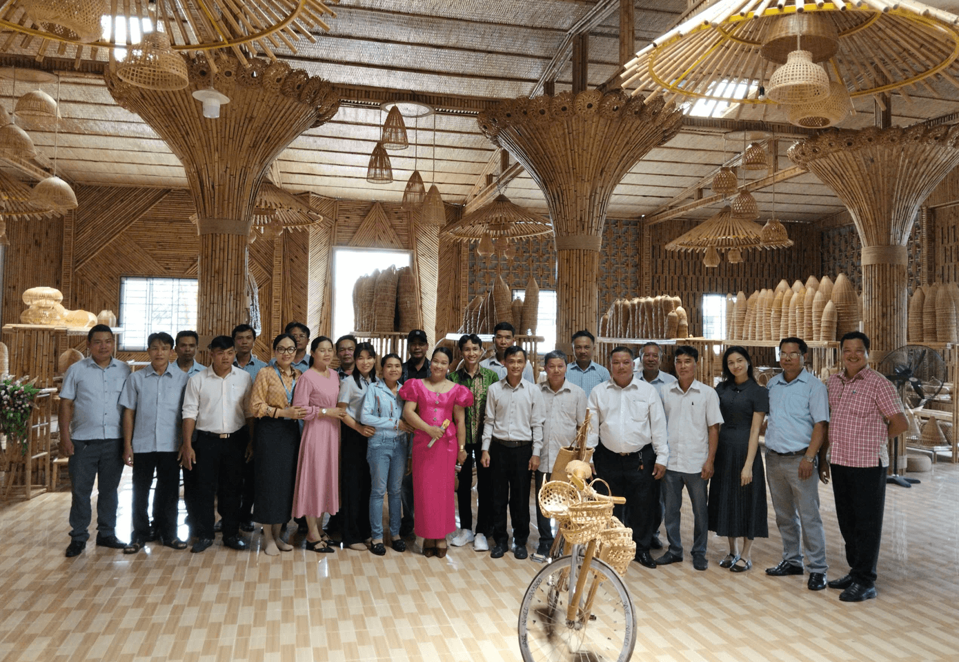 Học viên Lớp Bồi dưỡng kiến thức dân tộc tham gia nghiên cứu thực tế tại Hợp tác xã mây tre đan Thủy Tuyết xã Thuận Hòa, TP Cần Thơ. (Ảnh: Sở Dân tộc và Tôn giáo TP Cần Thơ)