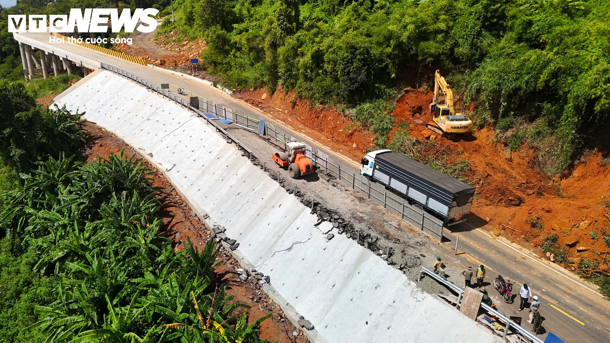 Sau khi phát hiện điểm sụt lún kéo dài khoảng 40m phía taluy âm trên đèo Đại Ninh (Lâm Đồng), Ban Quản lý dự án đường bộ Miền Trung (Cục Đường bộ Việt Nam) huy động máy móc, phương tiện và nhân công gấp rút thi công khắc phục, đảm bảo an toàn cho người dân đi lại.