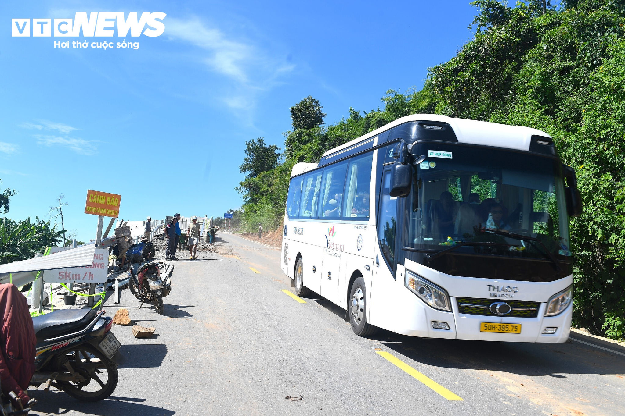 Hiện tại, các phương tiện di chuyển qua đây trên làn đường còn lại. Phần đường bị sụt lún đã được rào chắn, cắm biển cảnh báo.