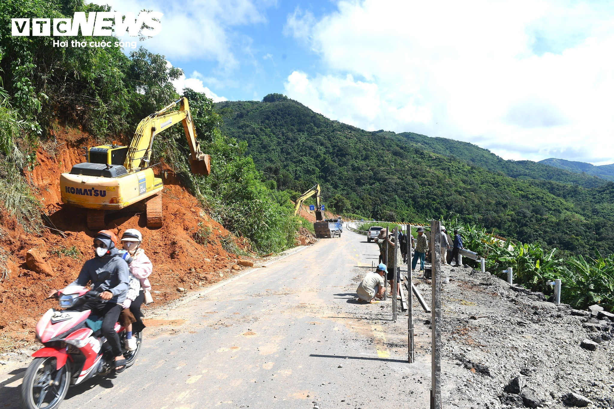 Hiện tại, các máy múc đang đào vào taluy dương trên đèo Đại Ninh để mở rộng làn đường và thi công đoạn đường rộng 4m, dài khoảng 160m sau đó lu lèn, trải nhựa hoàn chỉnh giúp các phương tiện đi lại an toàn.
