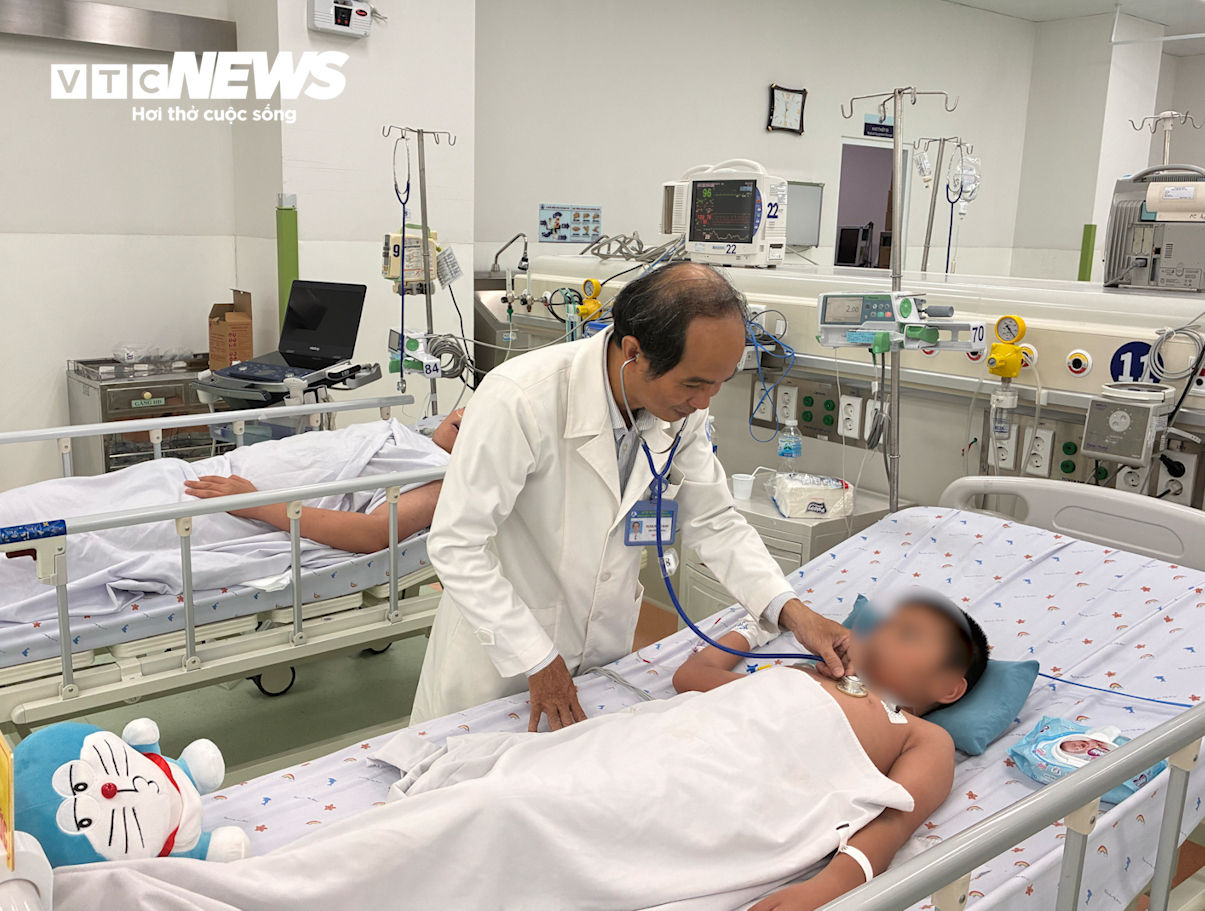 Bệnh nhi điều trị tại khoa Hồi sức tích cực - Chống độc, Bệnh viện Nhi Đồng 1.