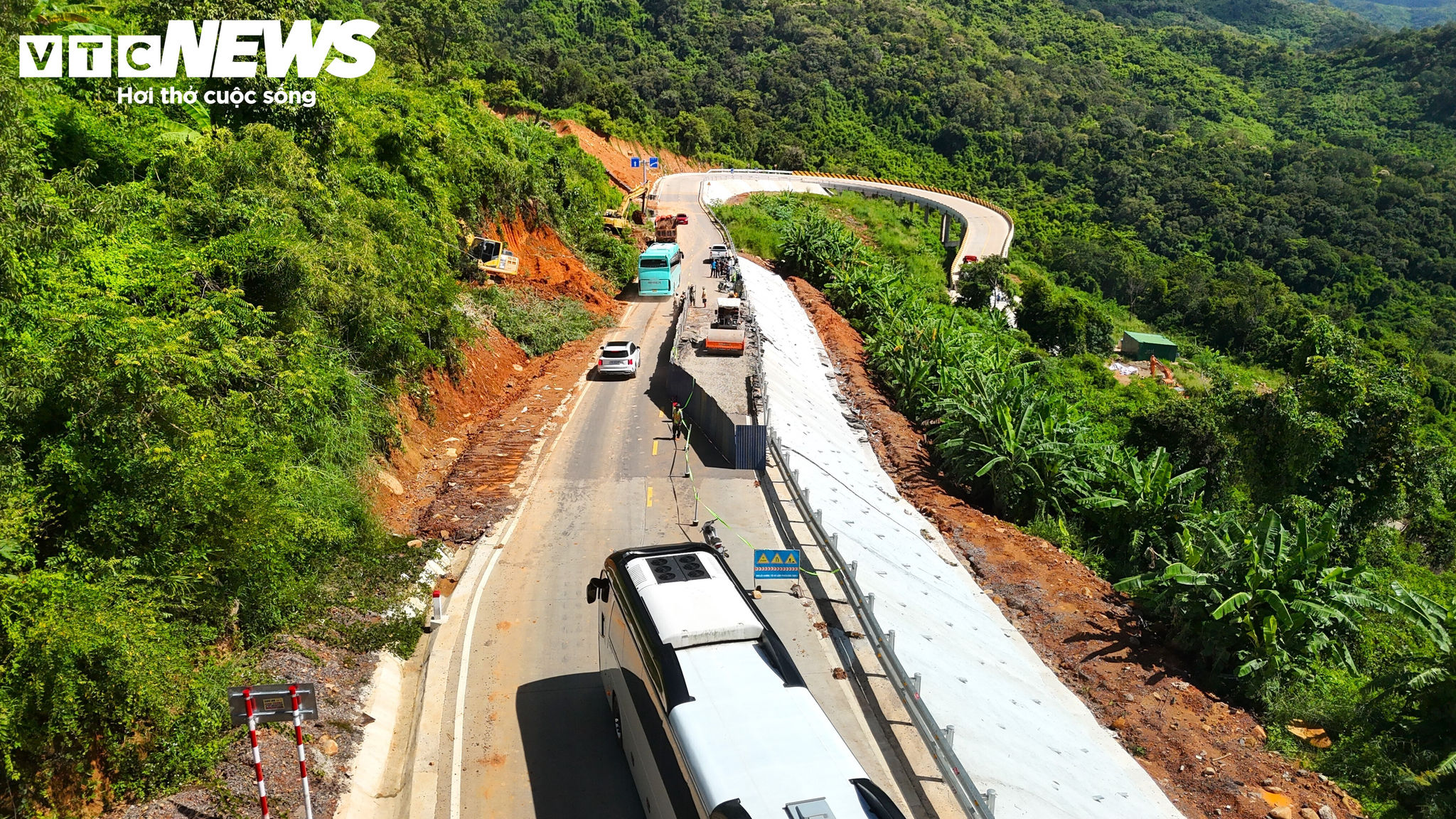 Có mặt tại hiện trường, sáng 12/10, ông Lê Văn Chung, Phó Giám đốc Ban Quản lý dự án đường bộ Miền Trung, cho biết tại điểm sụt lún này những ngày qua, do mưa lớn kéo dài khiến nền đất bên bờ taluy âm bão hòa nước và sụt lún theo phương thẳng đứng kéo bờ taluy và mặt đường xuống.