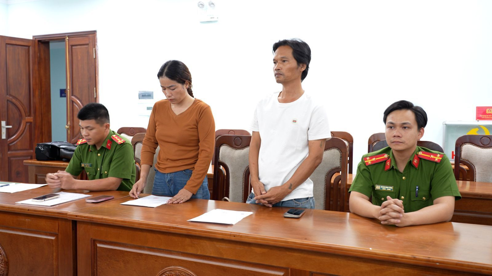 Hai vợ chồng Đỗ Thành Tín bị khởi tố. (Ảnh: CA)