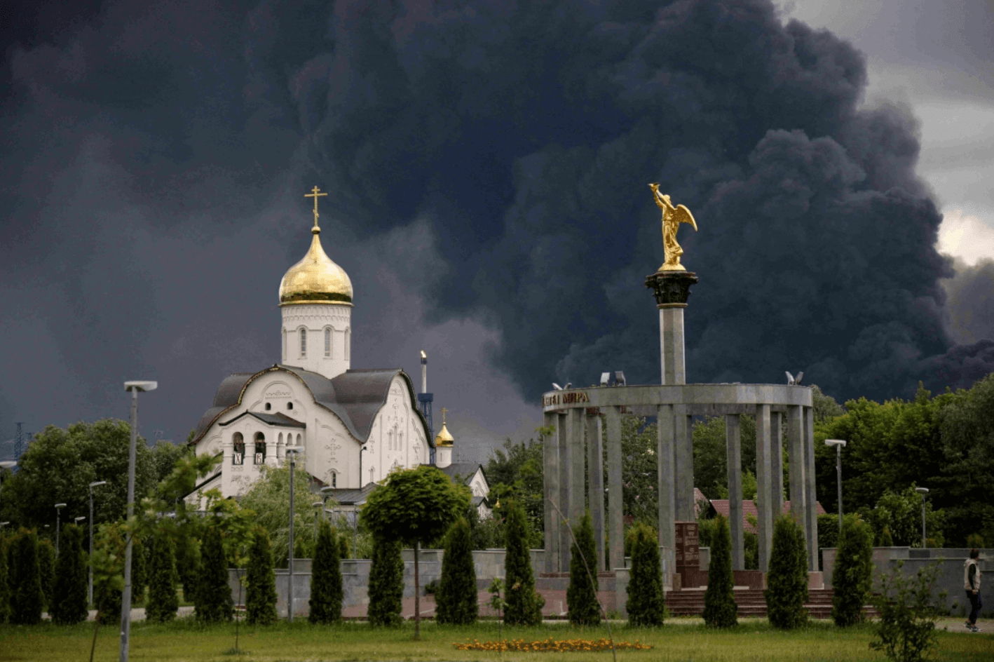 Khói bốc lên từ một đám cháy sau các cuộc tấn công UAV của Ukraine vào thủ đô Moskva, Nga. (Ảnh: Reuters)