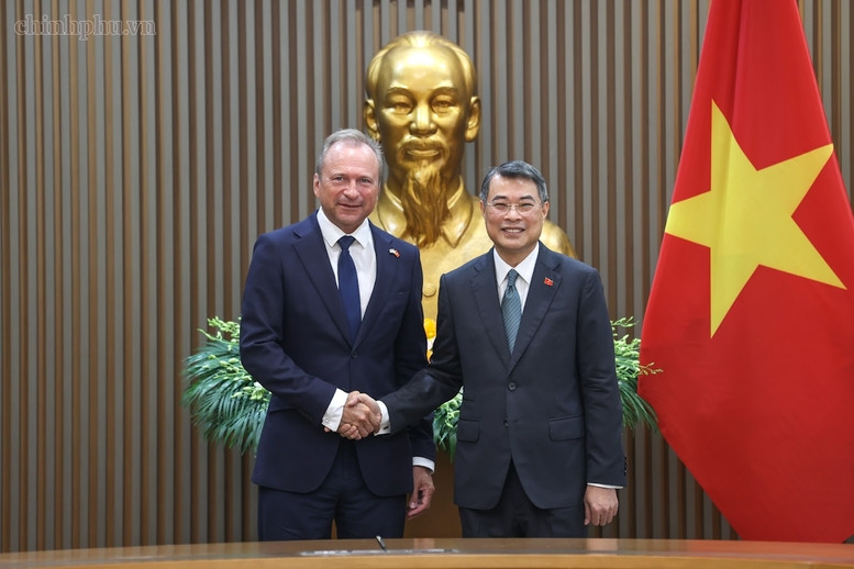 thủ tướng lê minh hưng tiếp bộ trưởng tài chính luxembourg gilles roth hình ảnh 1 thu tuong le minh hung tiep bo truong tai chinh luxembourg gilles roth hinh anh 1