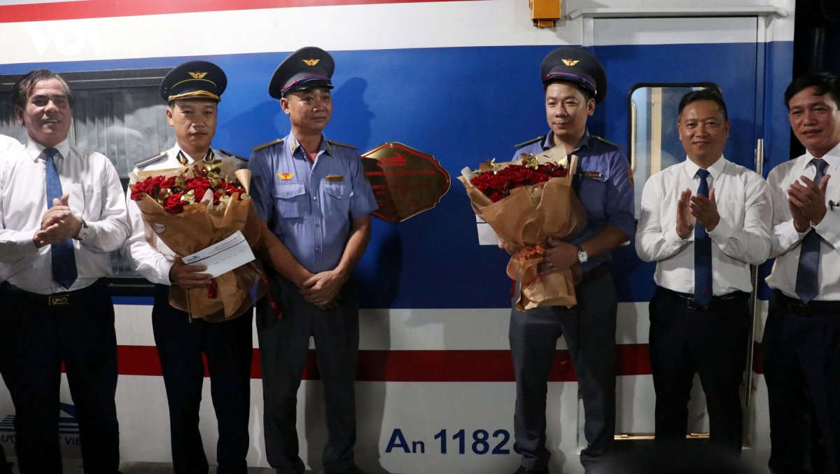 Doan tau chat luong cao tuyen sai gon nha trang chinh thuc lan banh hinh anh 2