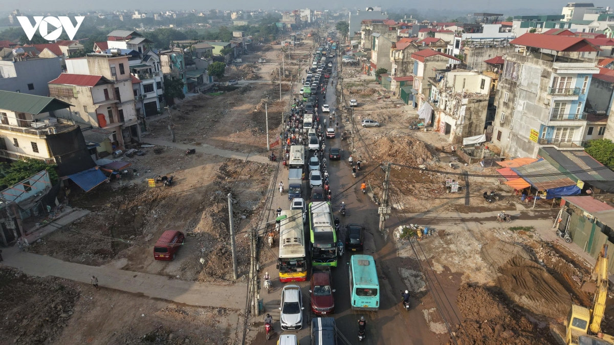 xe co chat vat nhich tung met tren dai cong truong quoc lo 6 - xuan mai, ha noi hinh anh 2
