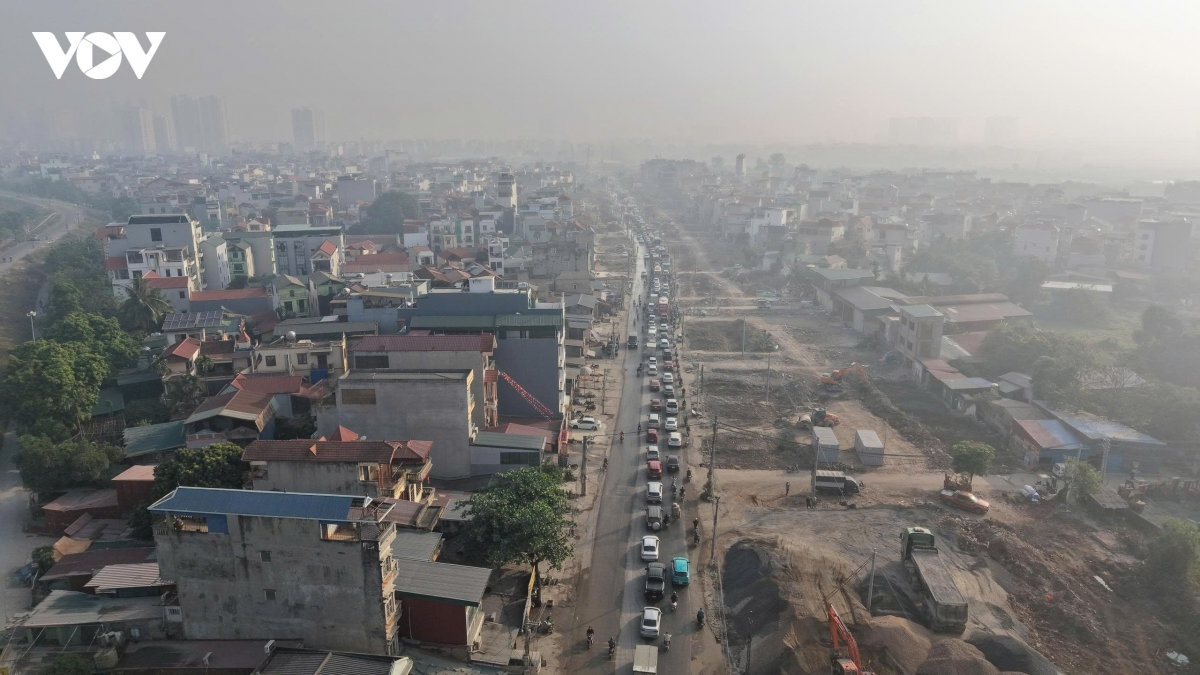xe co chat vat nhich tung met tren dai cong truong quoc lo 6 - xuan mai, ha noi hinh anh 1