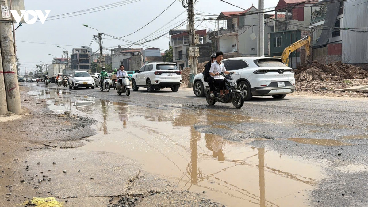 xe co chat vat nhich tung met tren dai cong truong quoc lo 6 - xuan mai, ha noi hinh anh 4