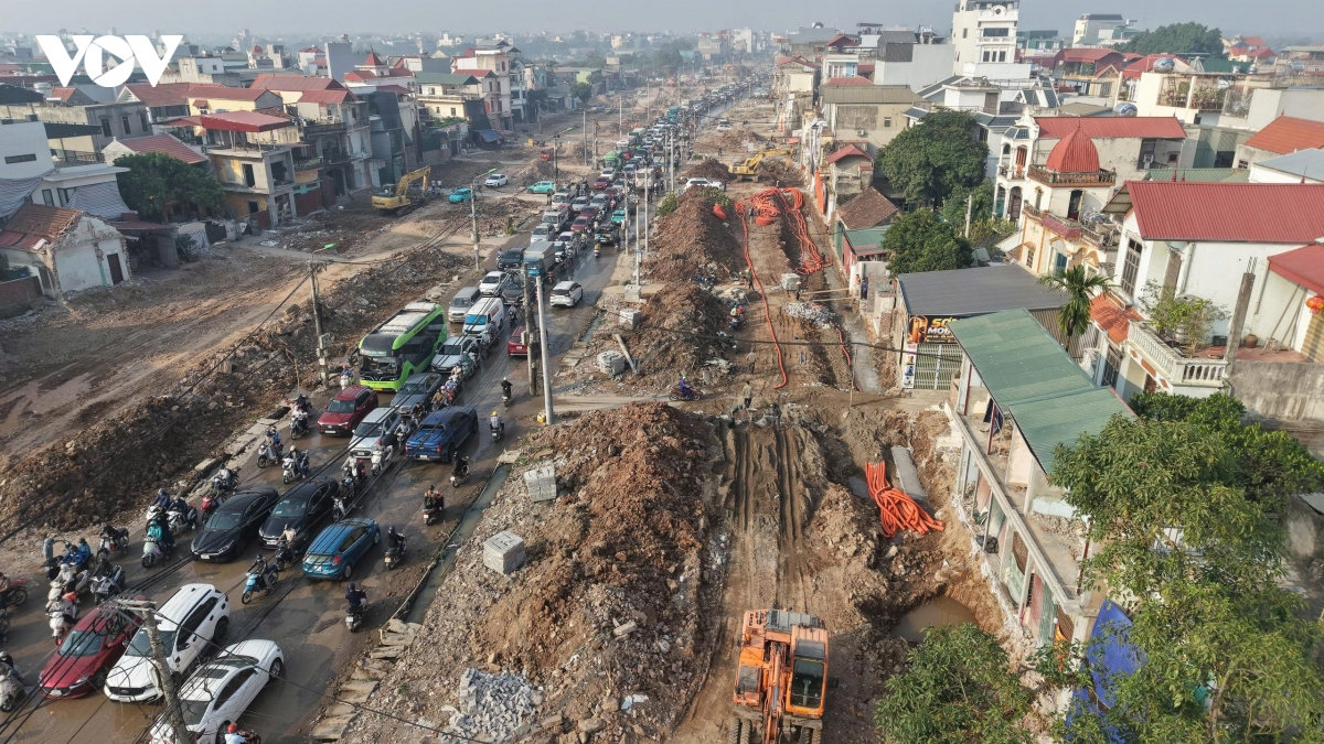 xe co chat vat nhich tung met tren dai cong truong quoc lo 6 - xuan mai, ha noi hinh anh 11