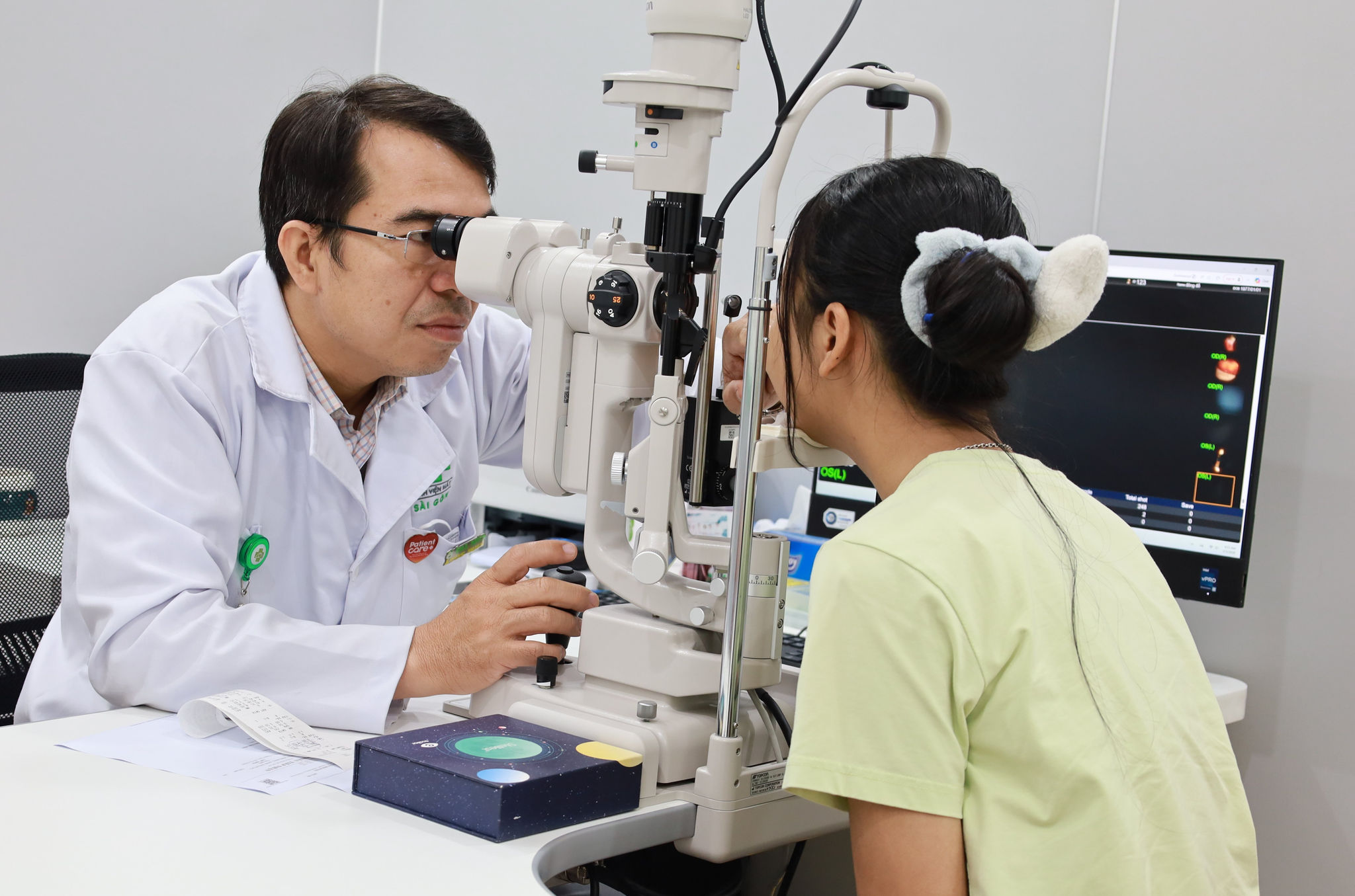 BS.CKI Đỗ Ngọc Đông khám mắt chuyên sâu cho trẻ.