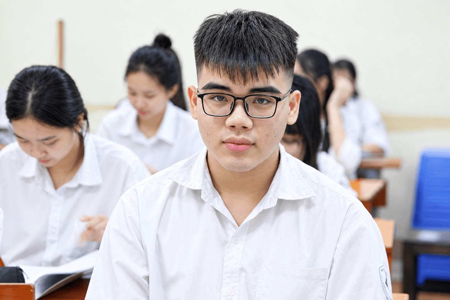 Phong là học sinh hòa đồng và có học lực tốt.
