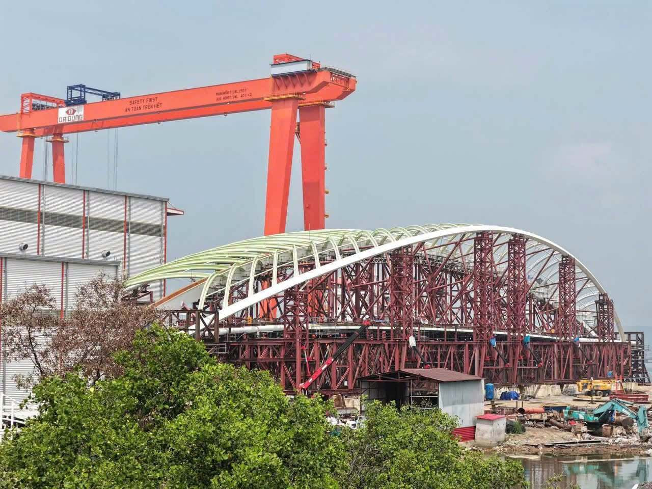 Nhịp dẫn, hệ đỡ và khối vòm thép cầu đi bộ sẵn sàng chuẩn bị lai dắt về sông Sài Gòn để hợp long dự kiến ngày 21/10.