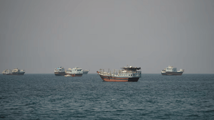 Tàu thuyền qua lại xung quanh eo biển Hormuz. (Ảnh: Reuters)