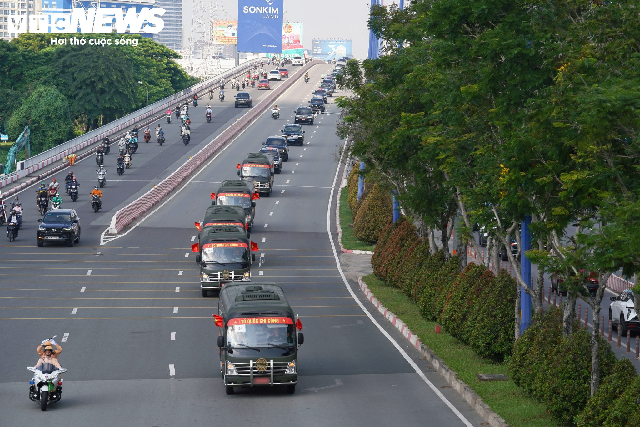 Đoàn xe sẽ di chuyển trên quãng đường khoảng 26 km, từ Công viên Lê Thị Riêng qua đường Trường Sơn, Cách Mạng Tháng Tám, vòng xoay Dân Chủ, trở lại đường Cách Mạng Tháng Tám, sau đó đi qua đường Điện Biên Phủ, cầu Sài Gòn, đường Võ Nguyên Giáp và xa lộ Hà Nội để đến nghĩa trang.