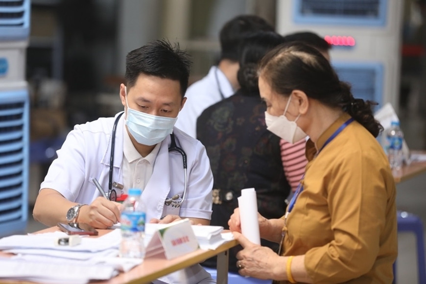Cử tri kiến nghị tăng mức hưởng BHYT cho người nghỉ hưu trên 75 tuổi (Ảnh: QĐND)