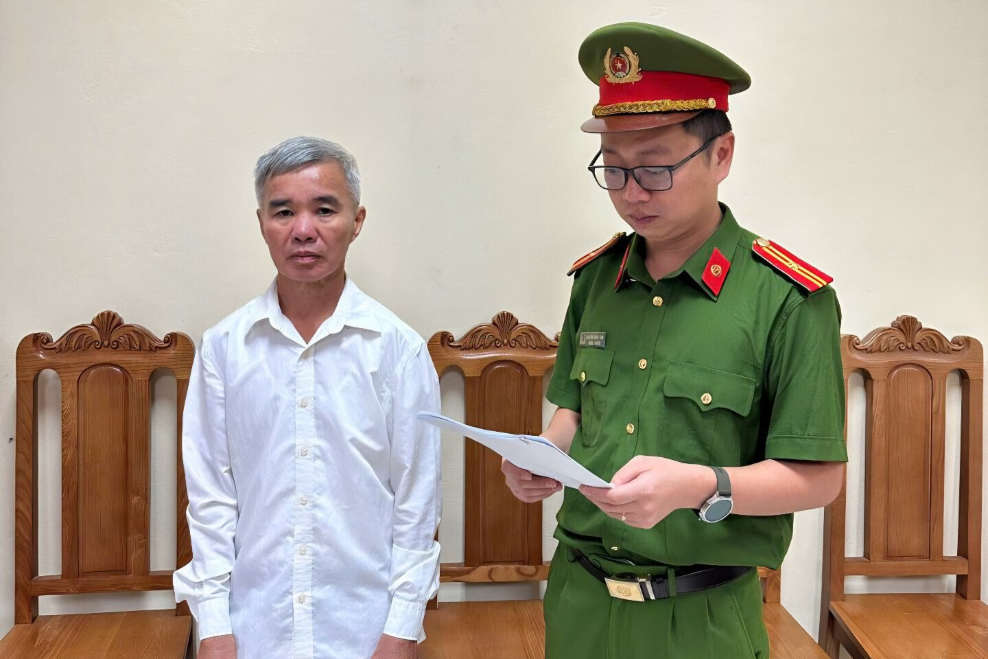 Cơ quan chức năng tống đạt quyết định tố tụng đối với ông Điển. Ảnh: CACC