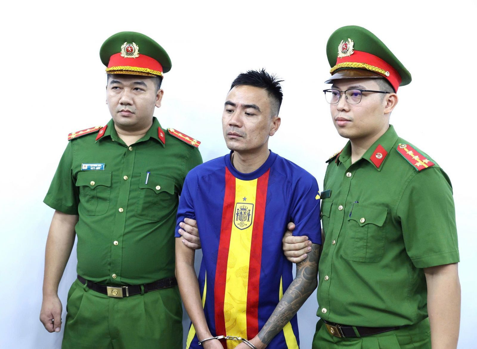 Cơ quan Cảnh sát điều tra Công an tỉnh Ninh Bình thi hành Lệnh bắt bị can để tạm giam đối với Nguyễn Văn Thắng. (Ảnh: Công an Ninh Bình)