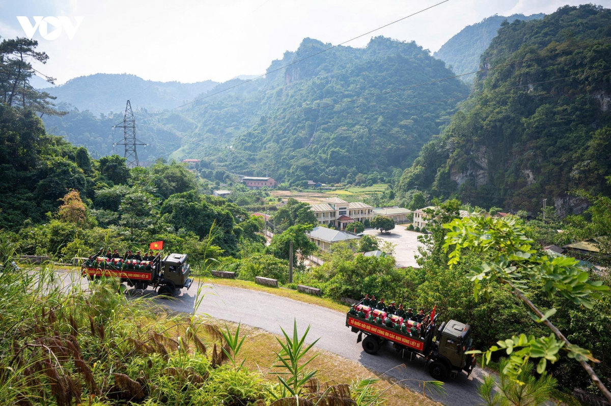 trang nghiem dong nguoi tien dua 93 liet si ve nghia trang liet si vi xuyen hinh anh 12