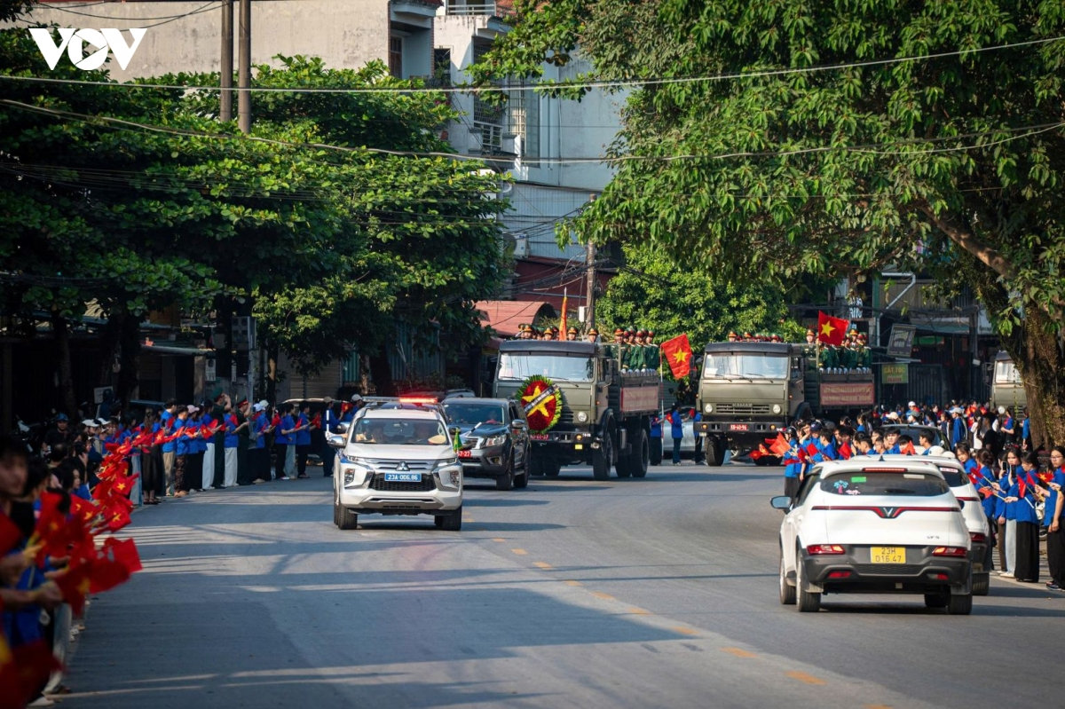 trang nghiem dong nguoi tien dua 93 liet si ve nghia trang liet si vi xuyen hinh anh 14