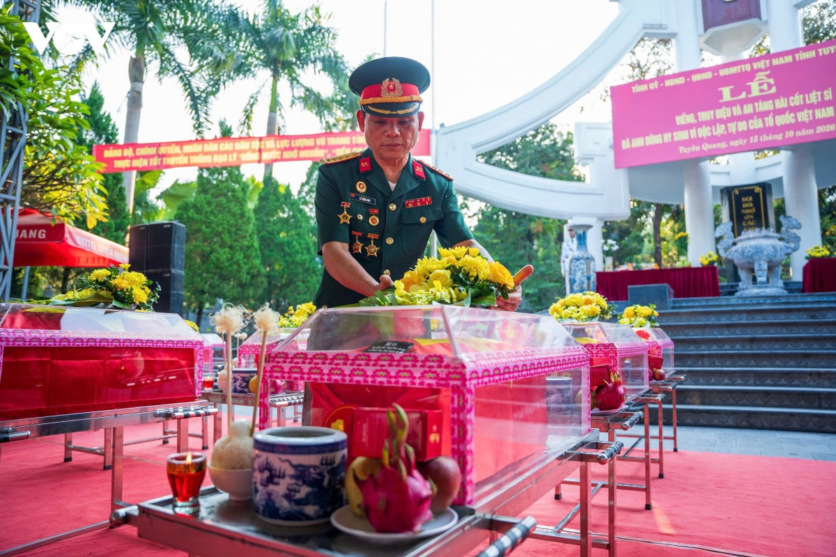 trang nghiem dong nguoi tien dua 93 liet si ve nghia trang liet si vi xuyen hinh anh 16