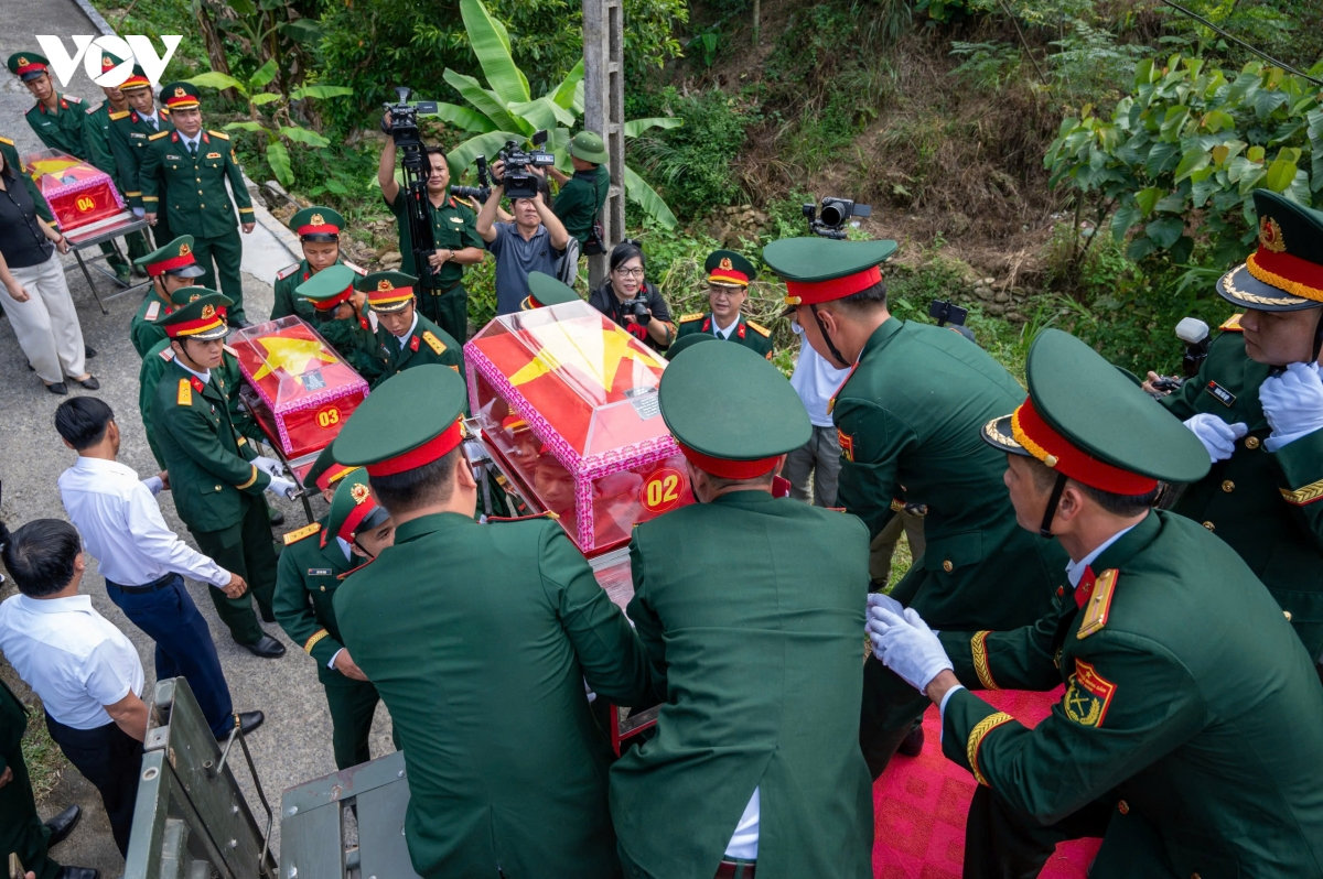 trang nghiem dong nguoi tien dua 93 liet si ve nghia trang liet si vi xuyen hinh anh 11