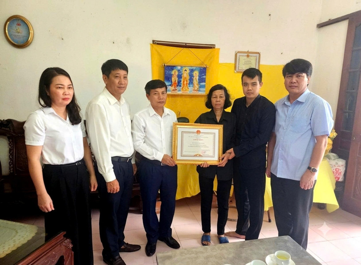 chủ tịch tỉnh ninh bình truy tặng bằng khen cho người đàn ông cứu hai cháu nhỏ hình ảnh 1 chu tich tinh ninh binh truy tang bang khen cho nguoi dan ong cuu hai chau nho hinh anh 1