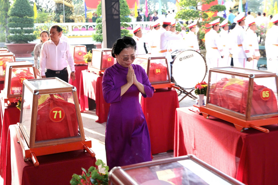 xuc dong le vieng, truy dieu va an tang 120 hai cot liet si tai can tho hinh anh 3