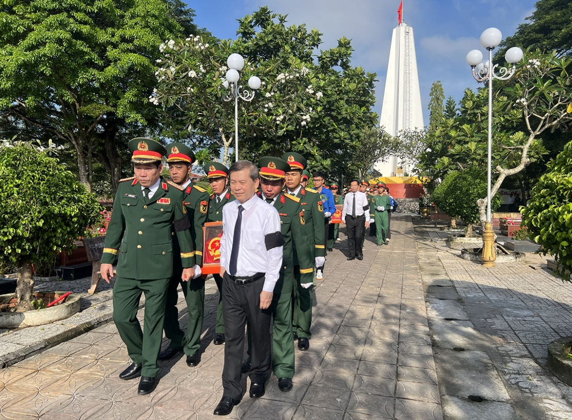 xuc dong le vieng, truy dieu va an tang 120 hai cot liet si tai can tho hinh anh 5