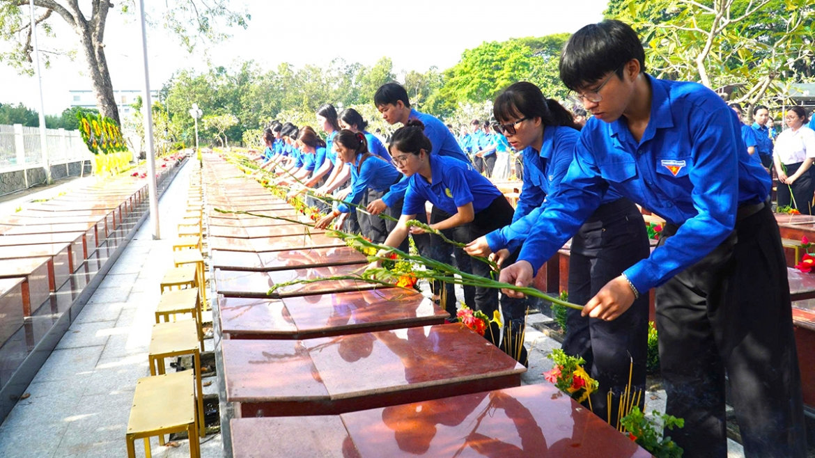 xuc dong le vieng, truy dieu va an tang 120 hai cot liet si tai can tho hinh anh 7