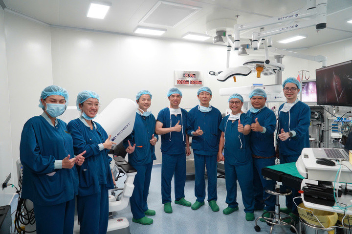 PGS.TS.BS Lê Văn Thành cùng ê-kíp y bác sĩ bên hệ thống phẫu thuật robot tại Bệnh viện Đa khoa Quốc tế Vinmec Cần Thơ.