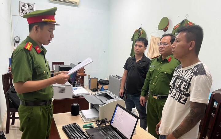 Cơ quan CSĐT Công an TP Đà Nẵng thực hiện lệnh bắt tạm giam đối với Huỳnh Văn Minh Nhựt. (Ảnh: C.A)