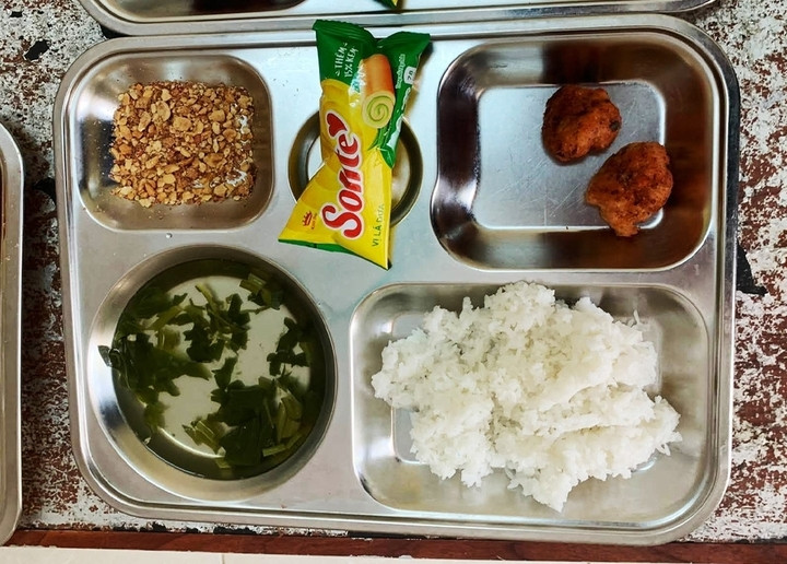 Khay cơm bán trú tại Trường Tiểu học Lập Thạch 1 được phụ huynh đăng tải trên mạng xã hội. (Ảnh: ĐN)