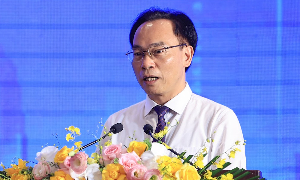 Bộ trưởng Bộ Giáo dục và Đào tạo Hoàng Minh Sơn.