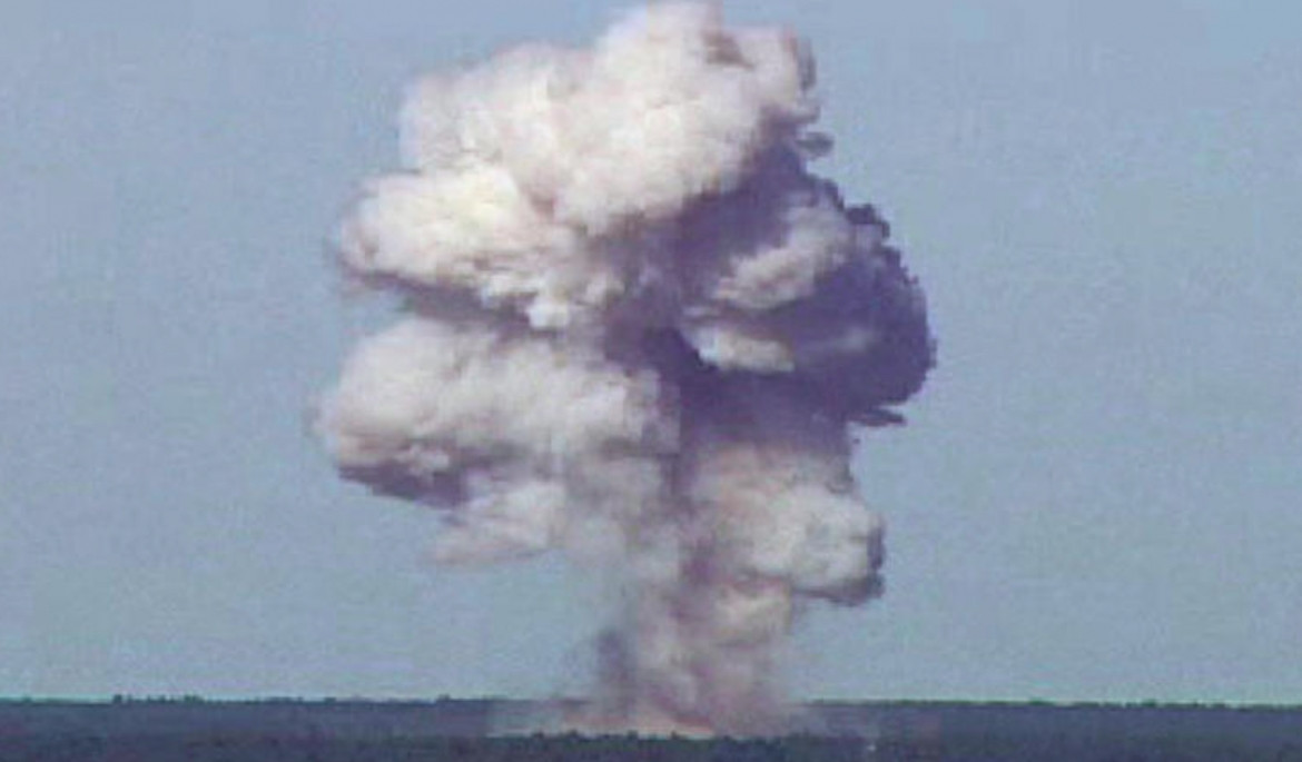 my tinh tung me cua cac loai bom danh iran, tehran dung truoc lan ranh lua hinh anh 1
