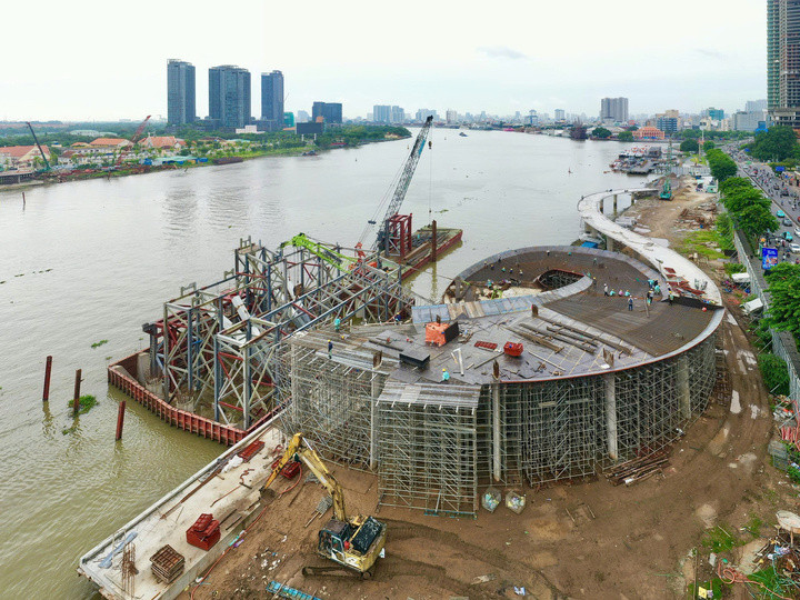 Các hạng mục xây dựng hai đầu cầu dẫn, kết cấu cầu, cầu thang xoắn, cầu thang bộ, thang máy, bể nước cảnh quan và trạm bơm nước... đã cơ bản hoàn tất.