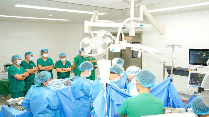 Các bác sĩ Bệnh viện C Đà Nẵng đang thực hiện ca phẫu thuật dưới sự giám sát, hỗ trợ từ các chuyên gia của Bệnh viện Trung ương Huế
