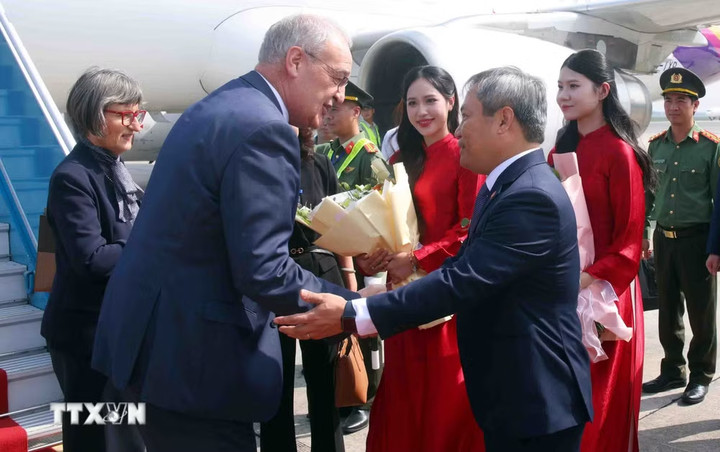 Chủ tịch UBND thành phố Hà Nội Vũ Đại Thắng đón Tổng thống Liên bang Thụy Sĩ Guy Parmelin và phu nhân tại sân bay quốc tế Nội Bài, Hà Nội. (Ảnh: Phạm Kiên/TXVN)
